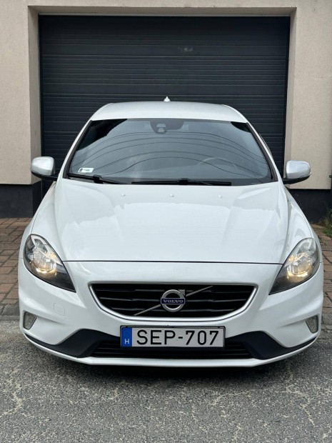 Volvo V40 2.0 D [D3] Momentum R-Design Tklete...